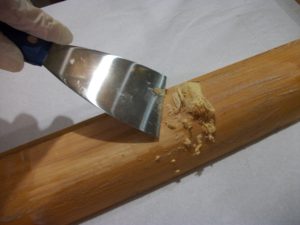 como remover tinta e verniz da madeira