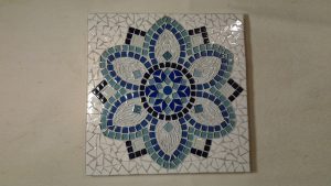 Mosaico com pastilhas de vidro e azulejos